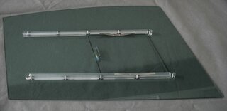 Vitre G macrolon 993 GT2 teintée vert avec coulisse pour porte de série