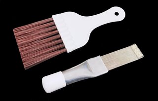 Lamellenkamm / Flossenkamm Stahl 2-reihig - Griff Gummi - Universal - inkl. Reinigungsbürste