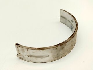Crankshaft bearing with partial groove  " marked yellow "