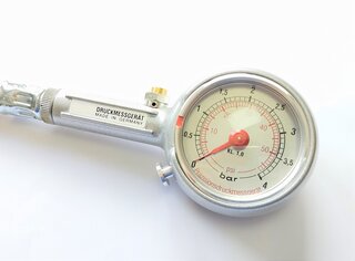 Reifendruckmessgerät mit Schlauchanschluss und Momentstecker 30cm und Ablassventil 0-4bar/0-57psi