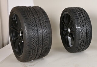 Winterkomplettradsatz 20-Zoll Schwarz Seidenmatt - 8,5x20 ET49 + 11x20 ET56 - Michelin - 991.2