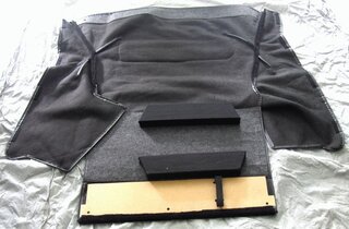 Teppichsatz Kofferraum ( OE )  schwarz 94-98 (für Fahrzeuge  mit 75 ltr. Tank), Klettverschluss